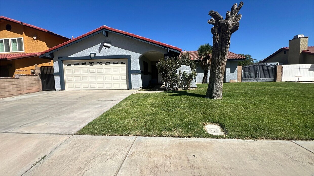 Primary Photo - East Lancaster Home