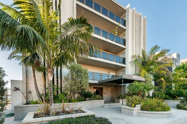 Building Photo - Panoramic, stunning views from Crown Point...