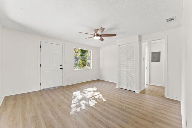 Building Photo - Renovated 2 Bedroom Home on Spacious Corner Lot