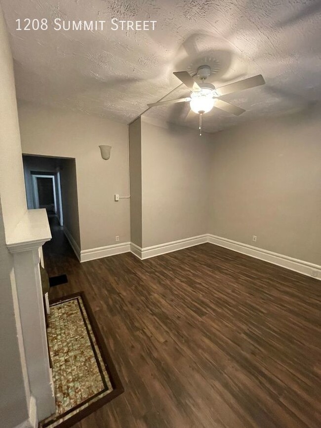 Building Photo - 1 Bed On Summit Street - Near Campus/ Shor...