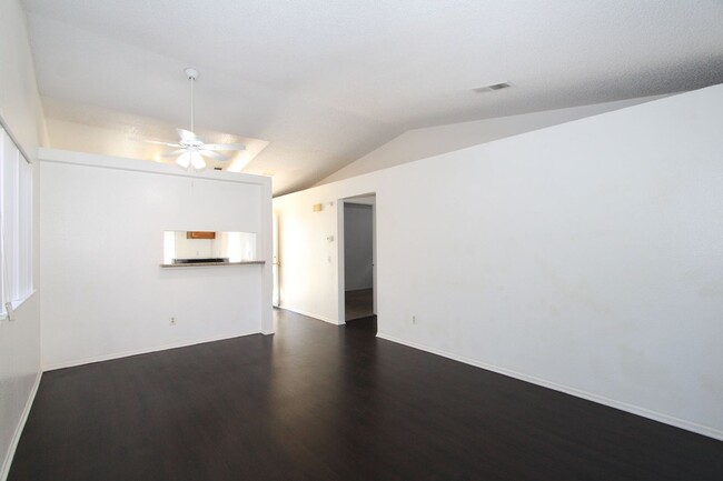 Building Photo - Single-Story 2-Bedroom House in Colton!