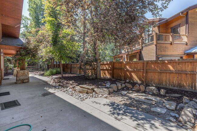 Building Photo - 981 Cutter Ln