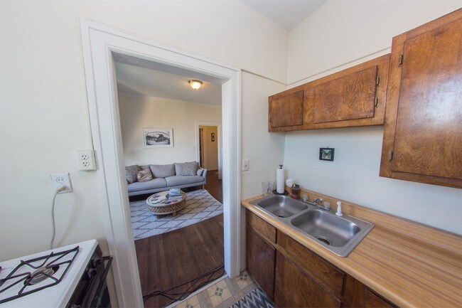 Building Photo - 484 Brainard St