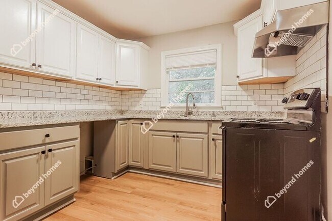 Foto del edificio - Captivating 3 bedroom / 2 full bath and 1,...