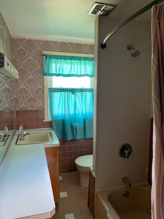 Building Photo - WEST 2 BEDROOM/1.5 BATHS