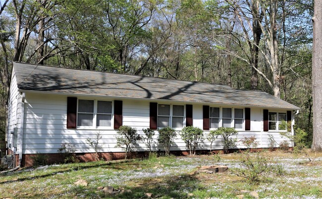 Building Photo - Cute one level house at a great location.