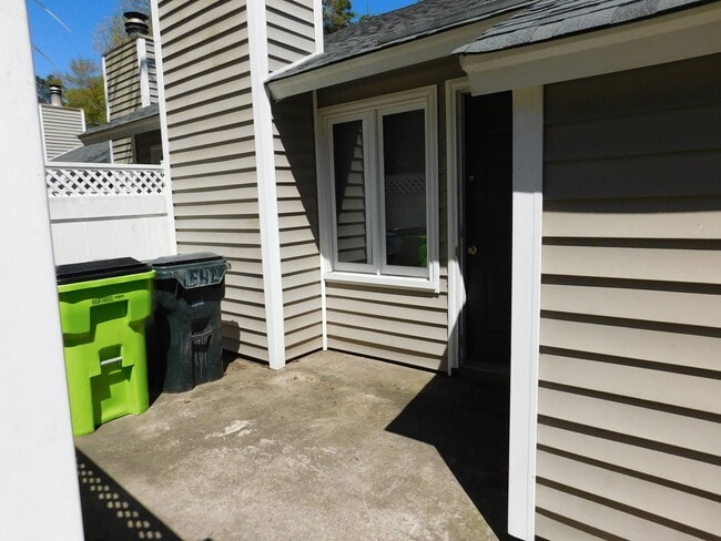 Building Photo - 1542 College Way