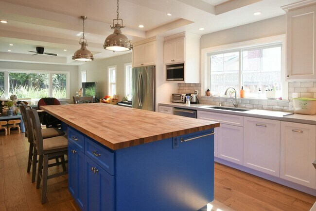 Foto del edificio - Stunning Custom Remodeled 5 Bedroom 3 Bath...