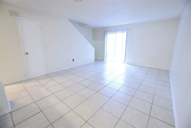 Building Photo - Lovely 2 Bedroom, 2 1/2 bath townhome in Orlando!
