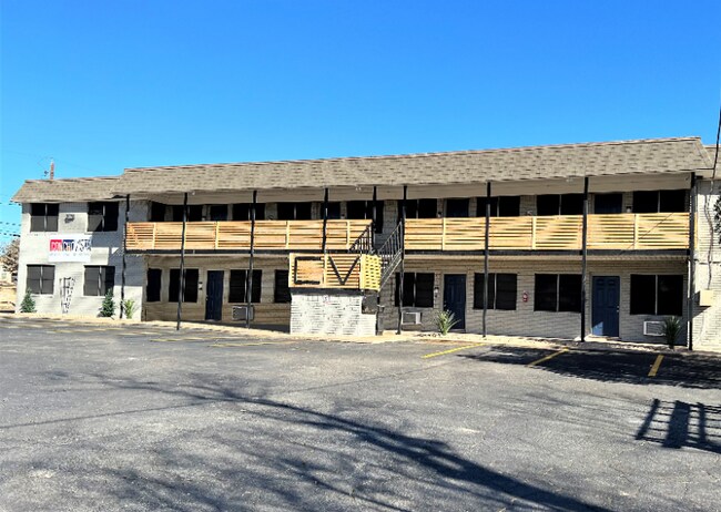 Building Photo - 505 E Harris Ave