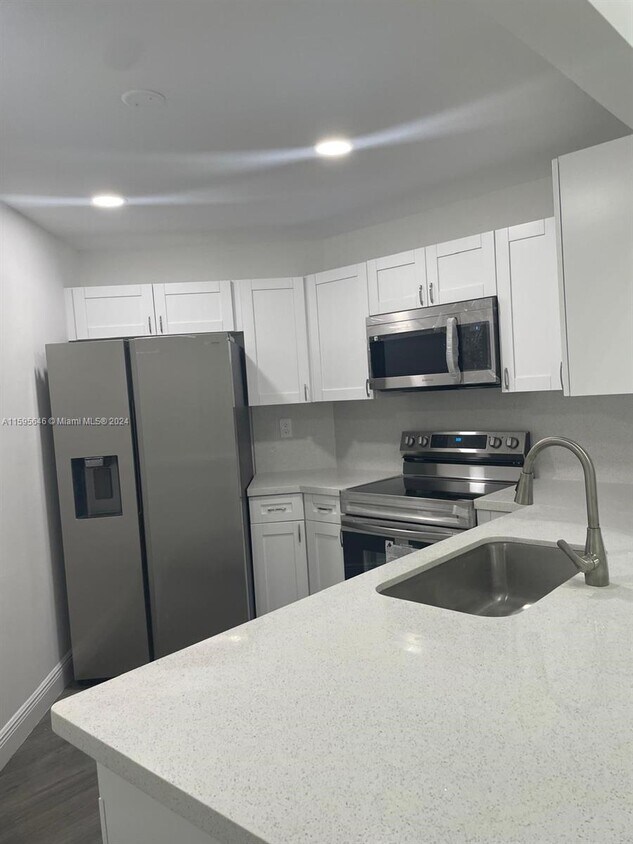 Primary Photo - 9447 Fontainebleau Blvd