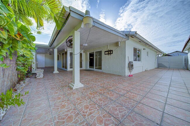 Foto del edificio - 621 SW 99th Pl