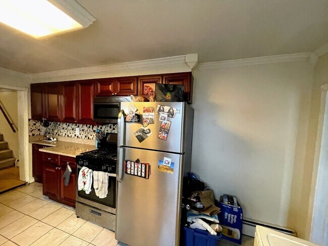 Building Photo - 2 bed 2 bath - recently updated, in unit laundry, private patio