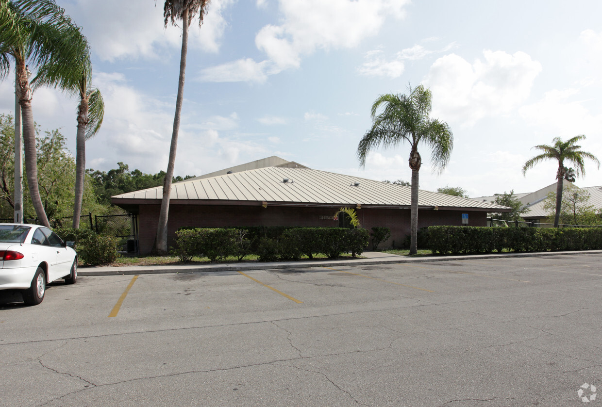 Oaks Apartments - The Oaks Apartments