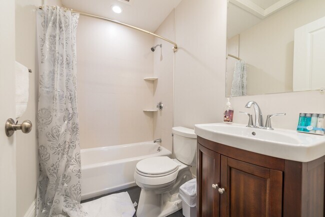 Foto del edificio - 2044 Beacon St