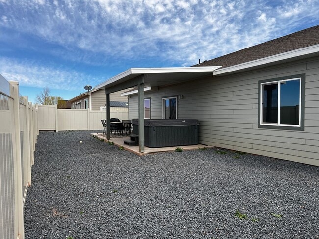 Building Photo - 3 bed/2 bath House with private Hot Tub