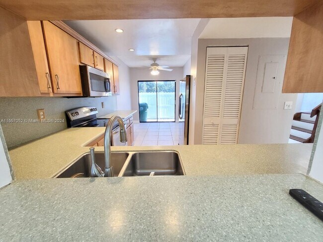 Foto del edificio - 650 NE 195th St