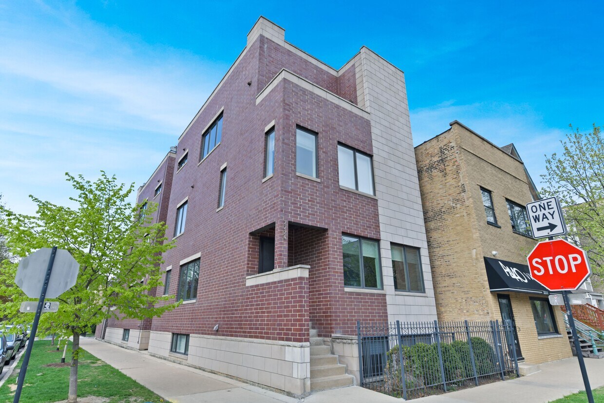 2224 W Roscoe St, Chicago, IL 60618 Townhome Rentals in Chicago IL
