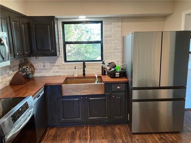 Building Photo - 386 Mountain Dr