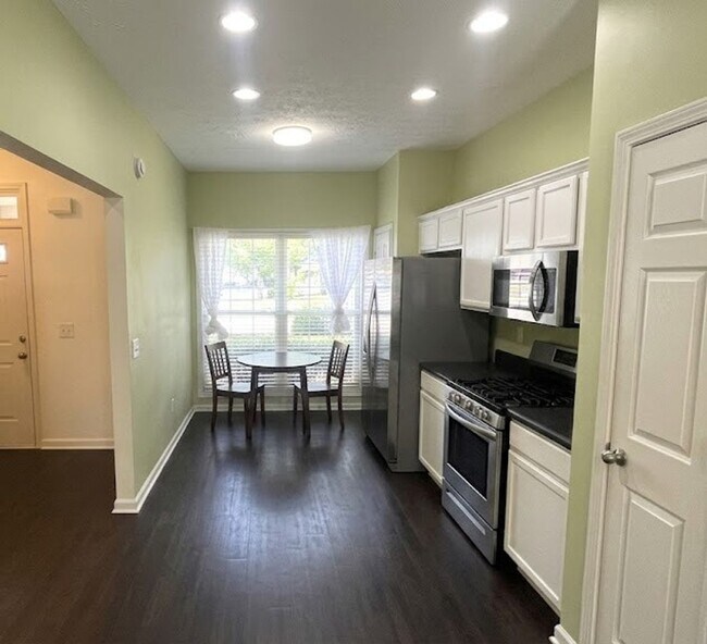 Foto del edificio - End Unit Townhome - Included in the RENT Water, Trash and Lawncare!