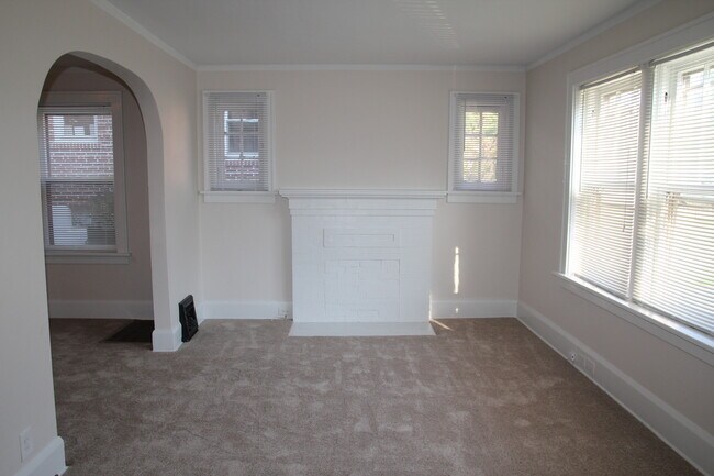 Building Photo - 7611 W Bruno Ave