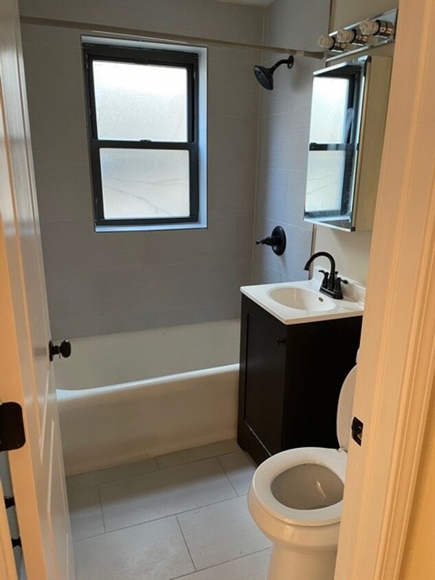 Foto del edificio - NEWLY REHABBED COZY STUDIO IN LINCOLN PARK...