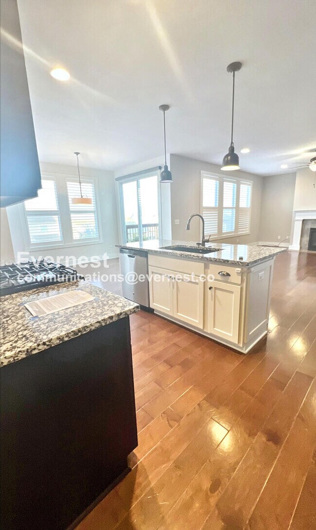 Foto del edificio - 4 Bed, 3 Bath Home with Garage & Fenced Ya...