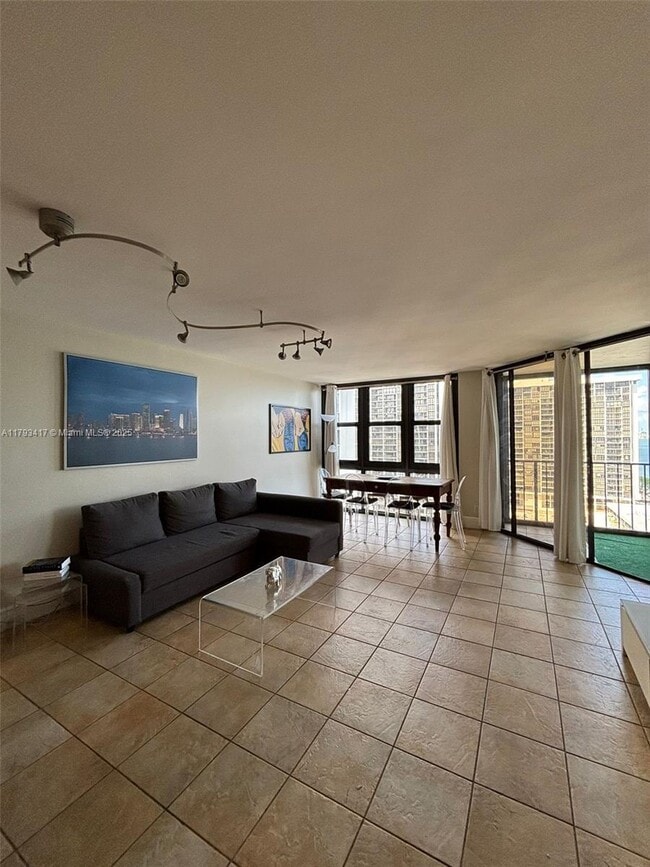 Foto del edificio - 1925 Brickell Ave