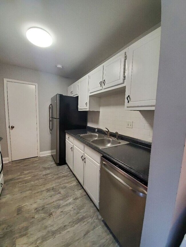 Building Photo - 309 Cemetery St Unit D....2 BED 1.5 BATH T...