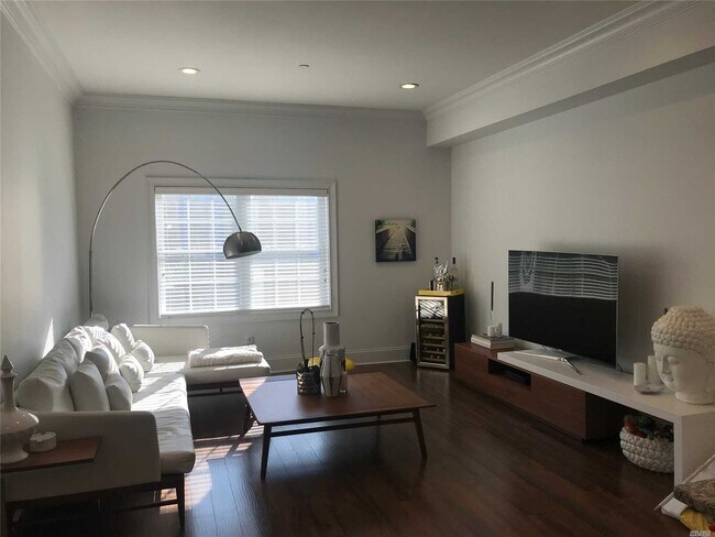 Foto del edificio - 50-2L Stewart Ave