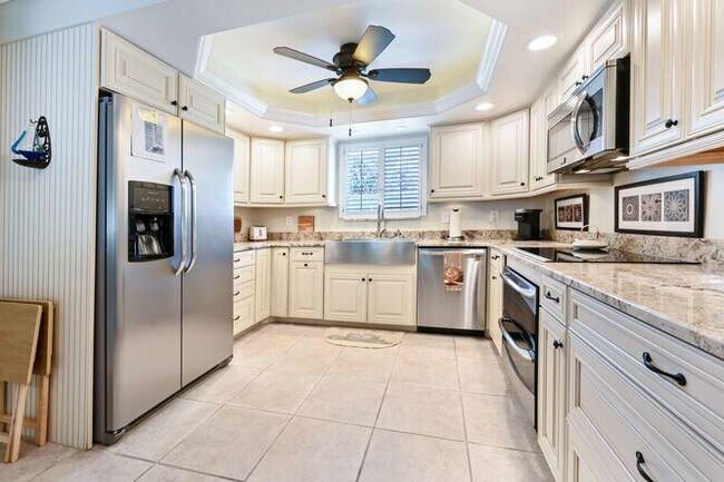 Building Photo - Charming 2-Bed, 2-Bath Condo with Lanai – ...