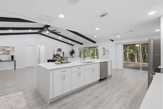 Building Photo - 300 E Sweetwater Creek Dr