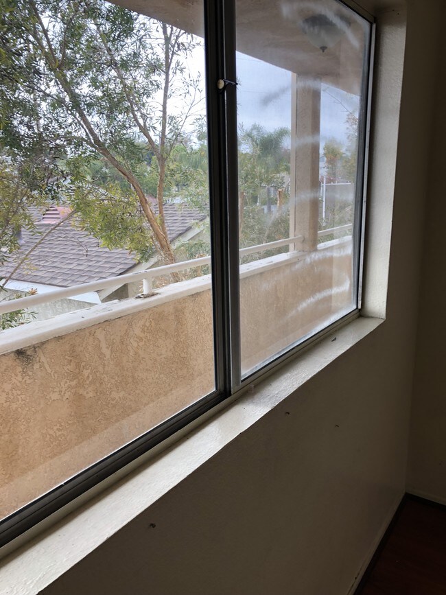 Mirando al balcón - 670 Ximeno Ave