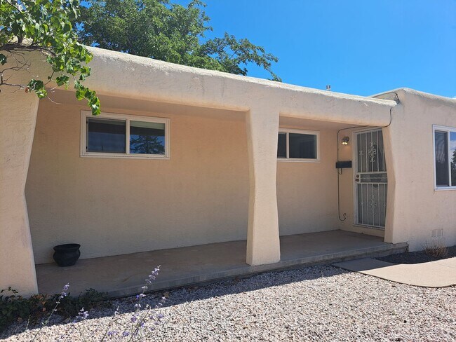 Foto del edificio - 3 BED 2 BATH SINGLE FAMILY HOME IN *CONVENIENTLY* LOCATED ALBUQUERQUE NEIGHBORHOOD!