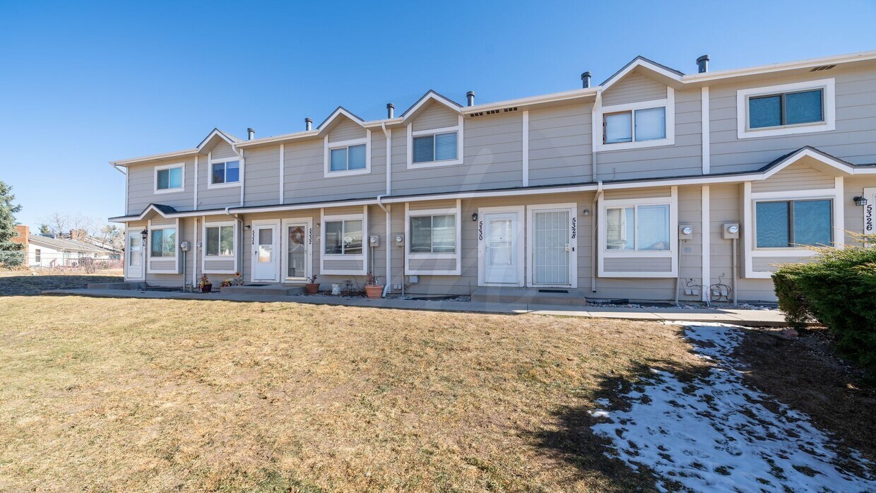 Primary Photo - Cute Updated Townhome Near the Powers Corr...