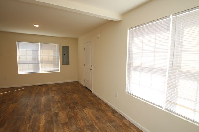 Building Photo - Modern Home for Immediate Occupancy – Avai...