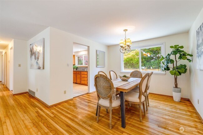 Foto del edificio - Beautiful Burien Home, Top Floor of Home for Rent