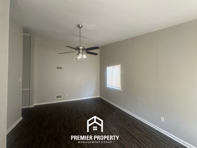 Foto del edificio - Stunning 3BR/2BA Bartlett Home | Vaulted Ceilings, Kitchen Island & Covered Patio