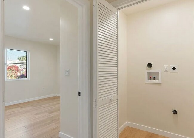 Foto del edificio - 5166 S Manhattan Pl