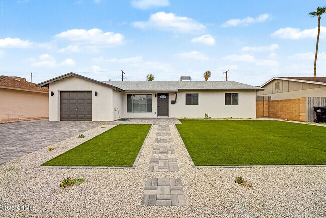 Foto del edificio - 8440 E Palm Ln
