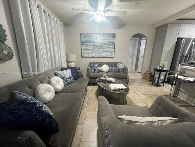 Foto del edificio - 3421 SW 12th Ct