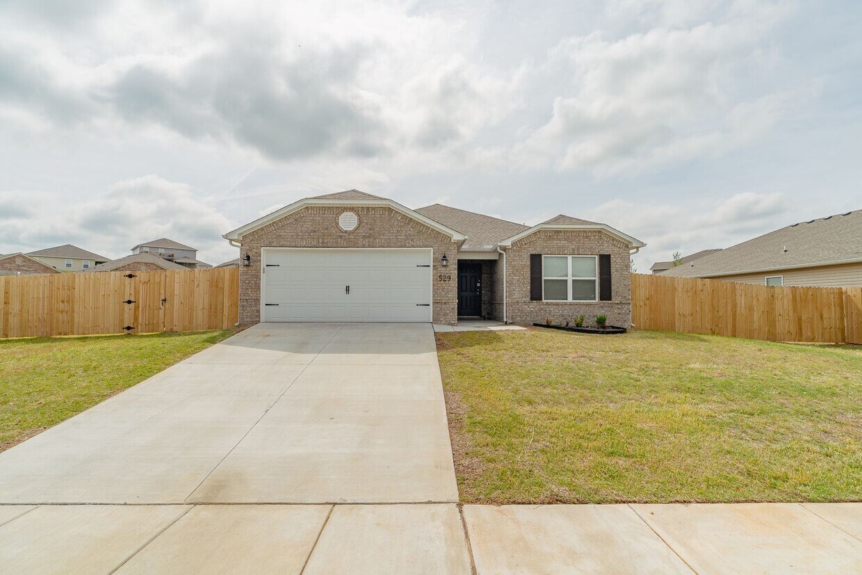 Like New 4-bedroom 2 bath Home in Lowell!! Fenced Yard! - Like New 4-bedroom 2 bath Home in Lowell!! Fenced Yard!