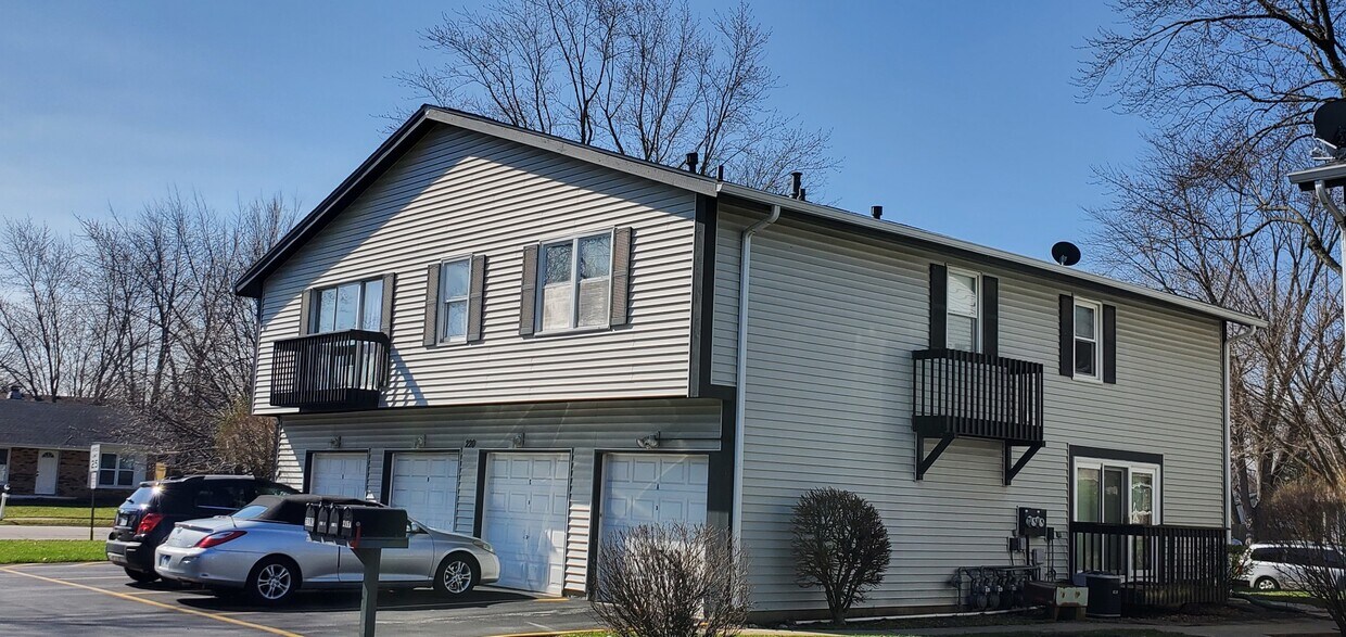 220 Eagle Ct, Bolingbrook, IL 60440 Townhome Rentals in Bolingbrook