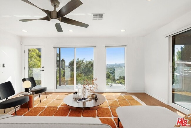 Foto del edificio - 1788 N Orange Grove Ave