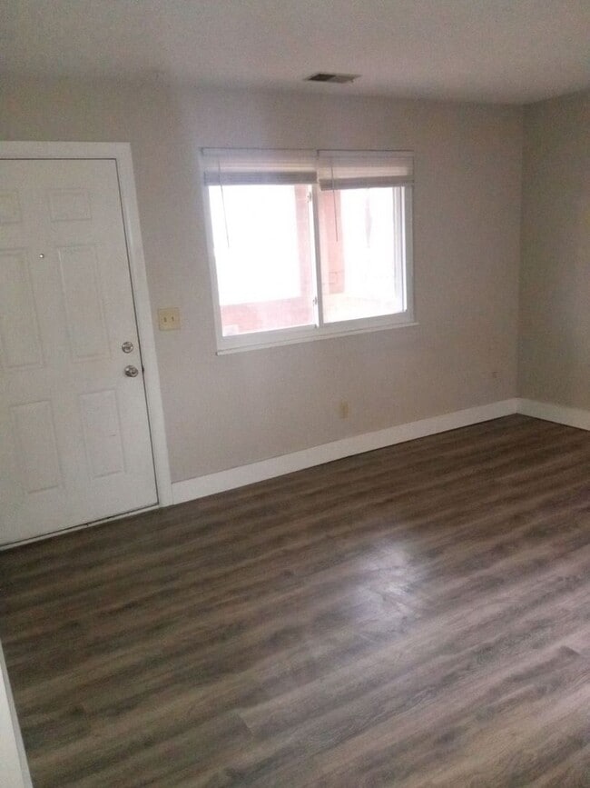 Foto del edificio - Renovated townhome with central air and off-street parking