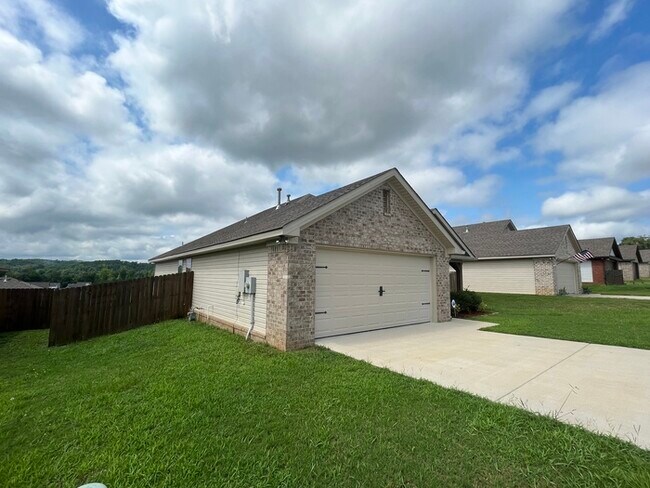 Building Photo - FIRST MONTH'S RENT FREE!