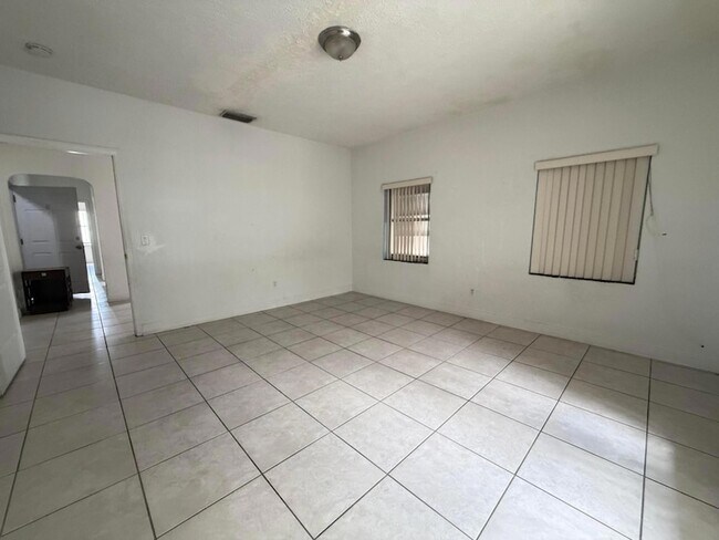 Foto del edificio - 313 N Krome Ave