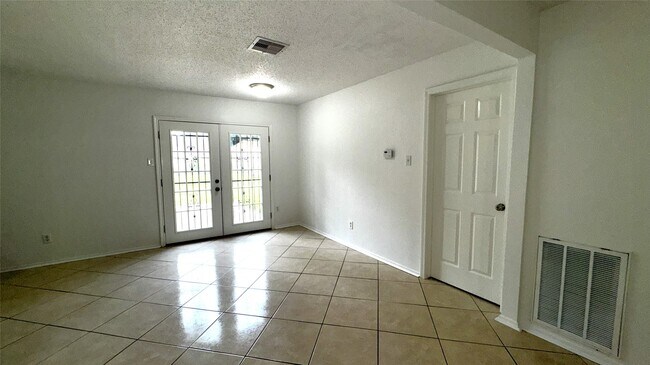 Foto del edificio - 15138 Old Creek Rd