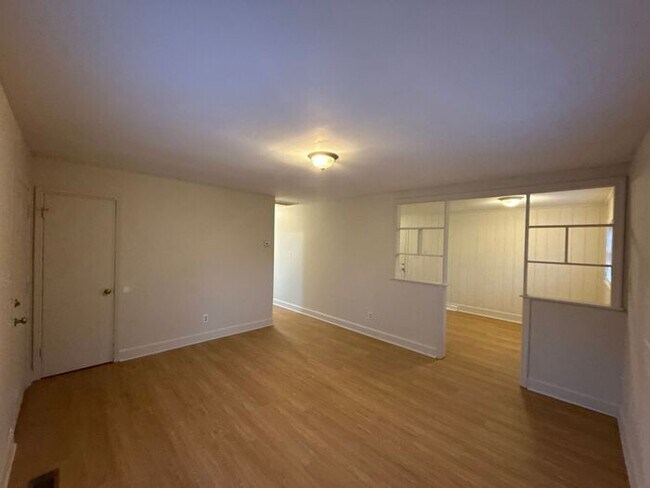 Foto del edificio - T.R. Lawing Realty Property