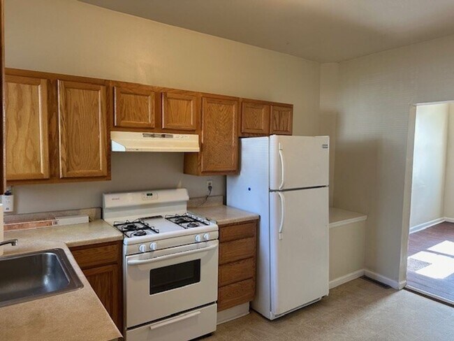 Building Photo - 3 Story 3 Bedroom 1 Bathroom Row Home For ...